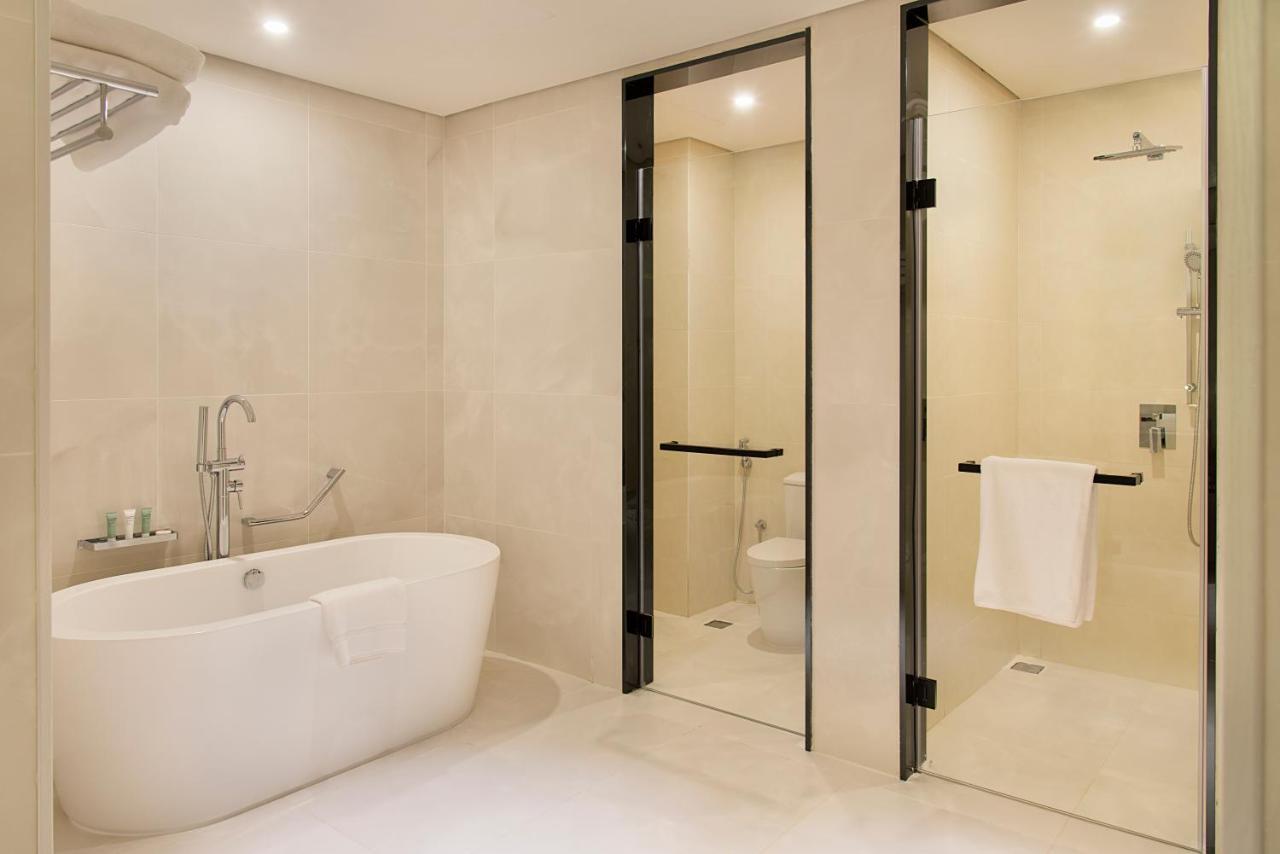 Asiana Grand Hotel Dubaj Exteriér fotografie A modern bathroom with a shower and a bathtub