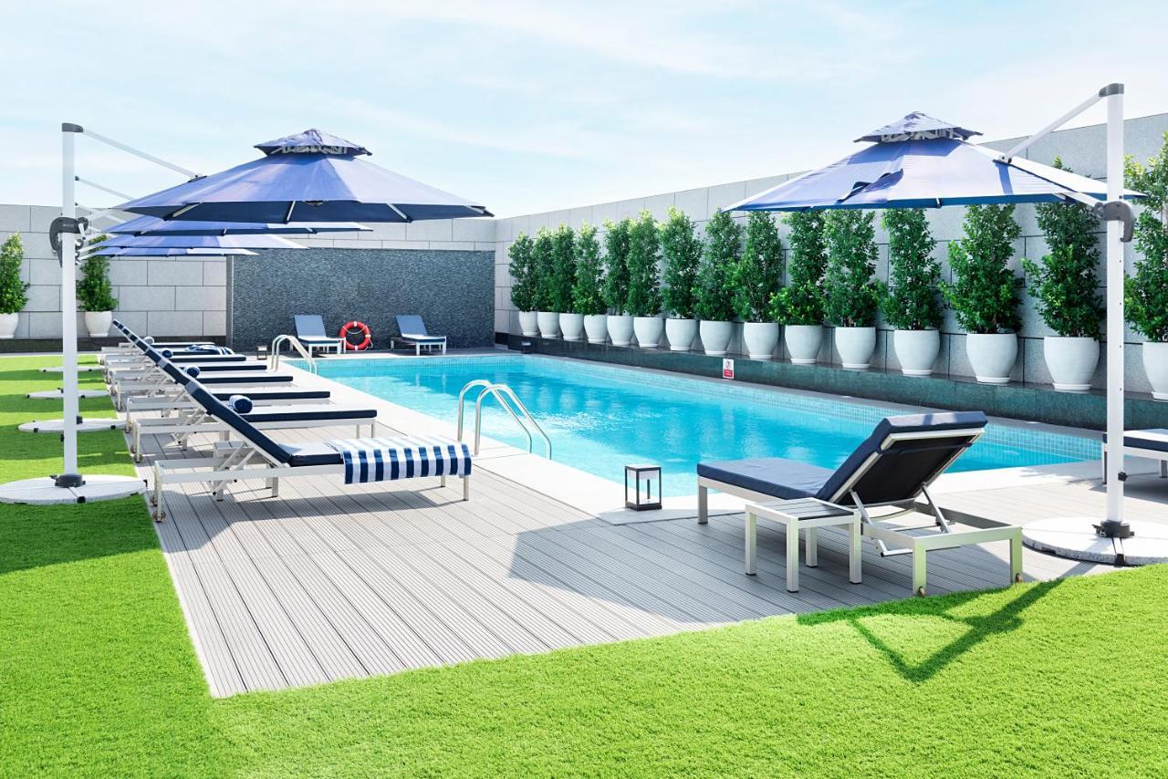Asiana Grand Hotel Dubaj Exteriér fotografie The swimming pool at the hotel