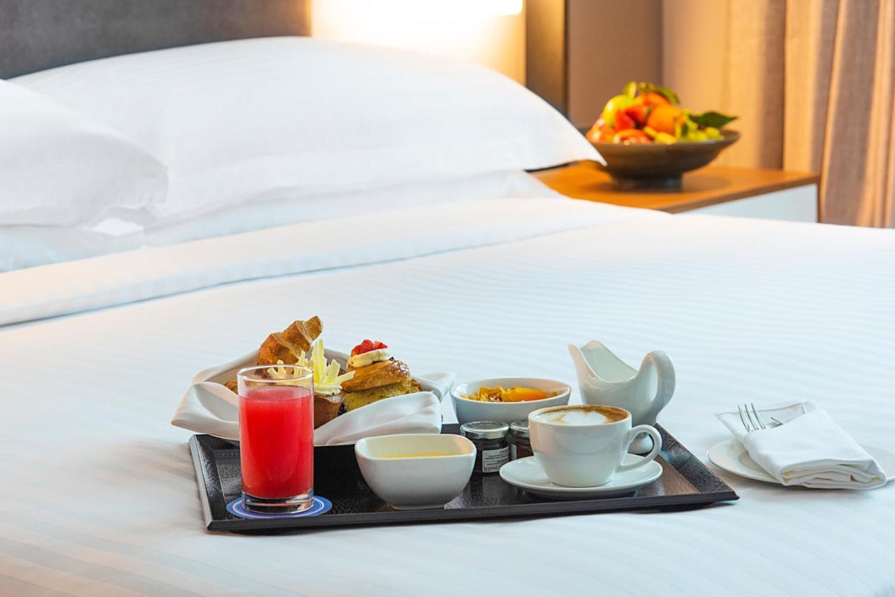 Asiana Grand Hotel Dubaj Exteriér fotografie Room service