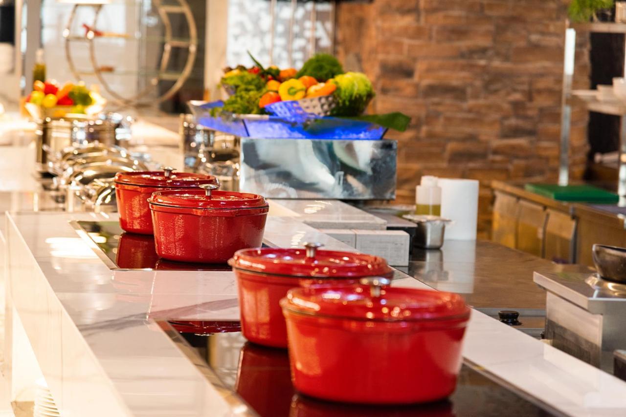 Asiana Grand Hotel Dubaj Exteriér fotografie Le Creuset cast iron cookware